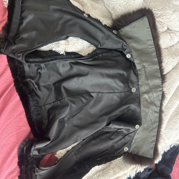 Elegant Black Faux Fur Vest - Picture 2 of 4